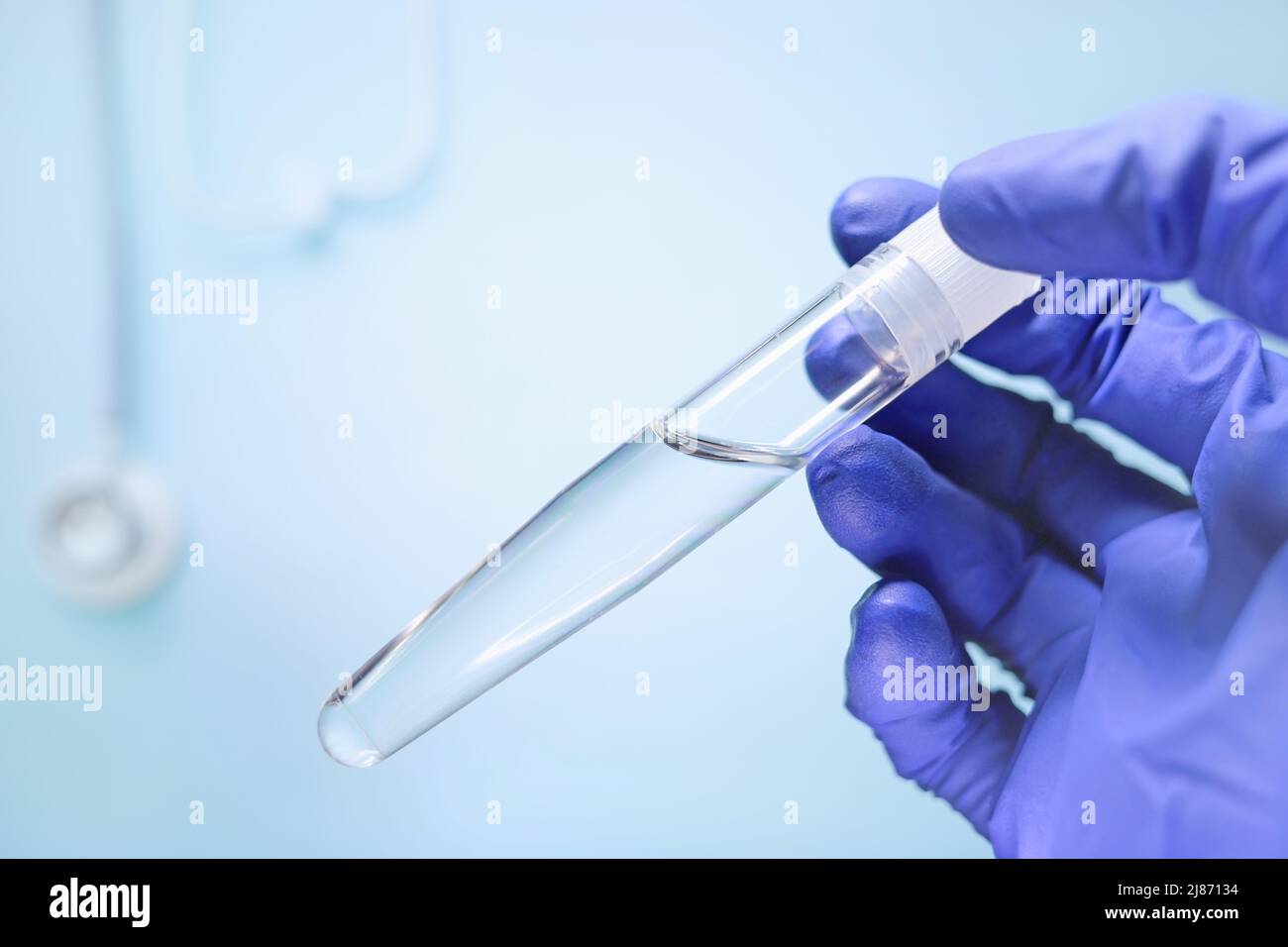 Wasser im Reagenzglas, Wasserhaushalt des Körperkonzepts. Reagenzglas mit transparenter Flüssigkeit darin. Wellness, Wellness-Konzept. Medizinische Tests. Stockfoto