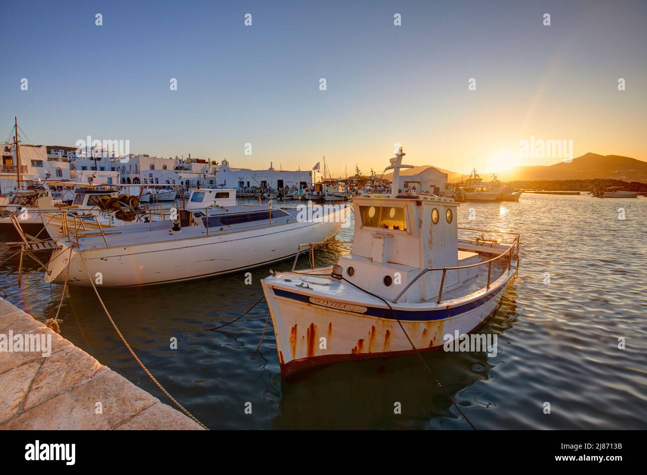 Der kleine Hafen von Naousa Dorf in Paros, Kykladen, Griechenland Stockfoto