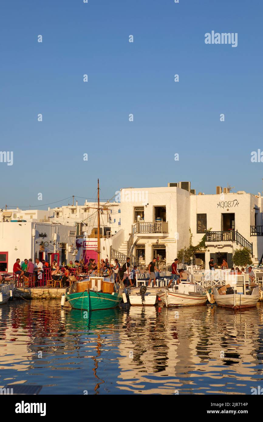 Der kleine Hafen von Naousa Dorf in Paros, Kykladen, Griechenland Stockfoto