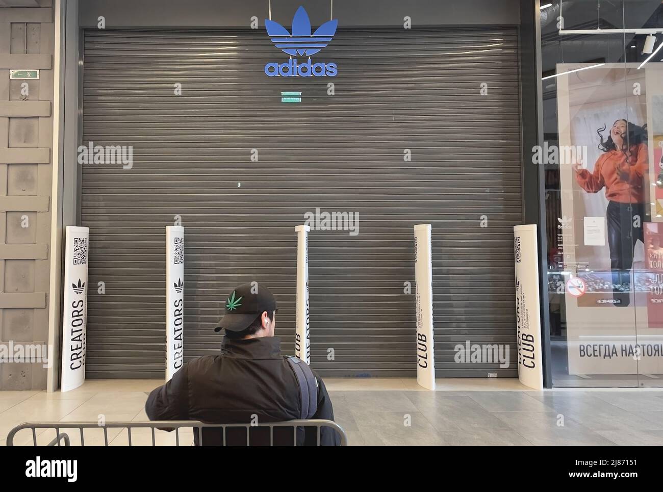 Geschlossener Adidas-Store im Europolis-Einkaufszentrum. Adidas ist der größte Sportartikelhersteller in Europa und hat das Geschäft in Russland eingestellt. Stockfoto