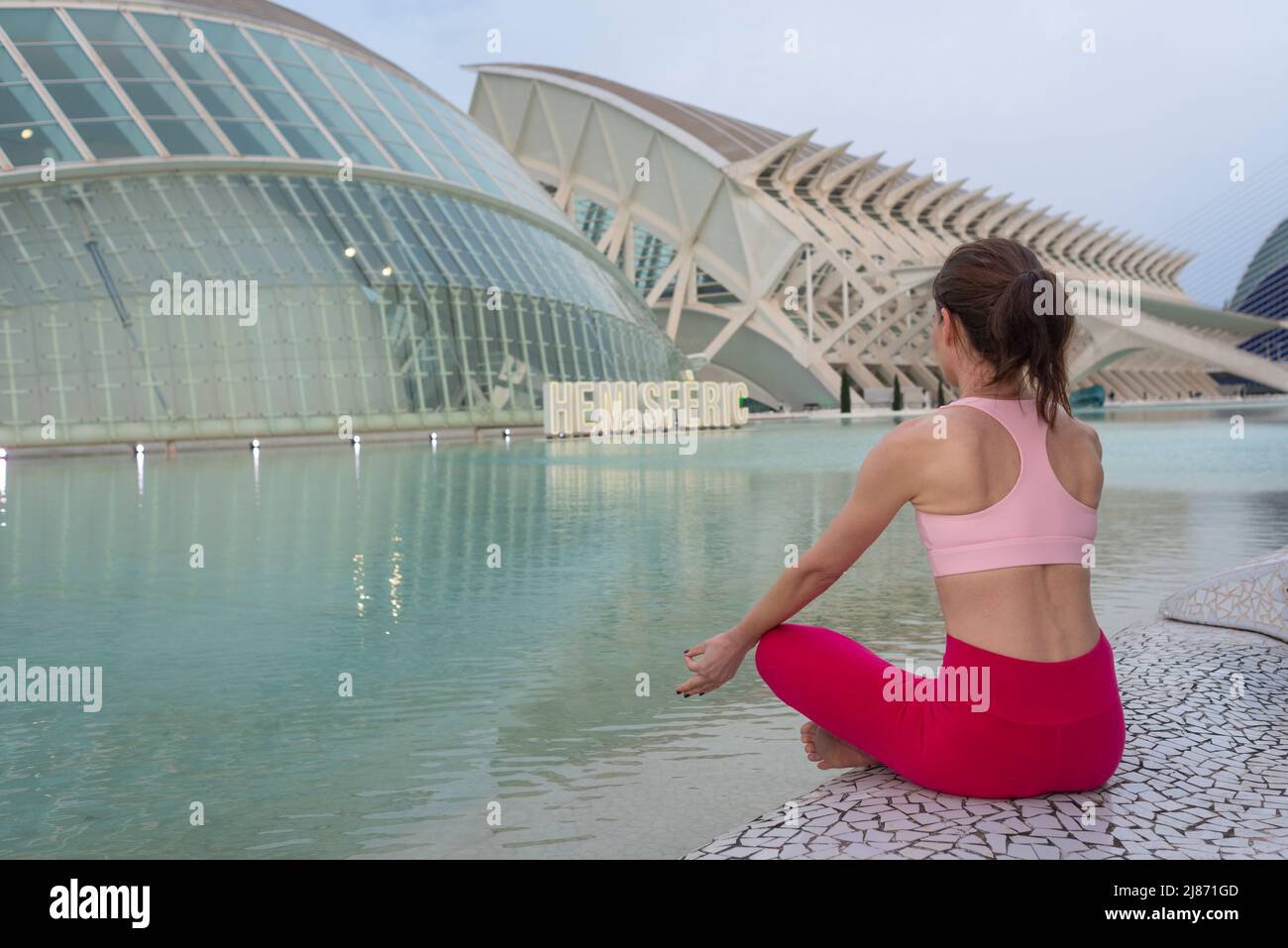 Frau, die Yoga in der Stadt der Künste und Wissenschaften, Valencia, spanien praktiziert. Stockfoto