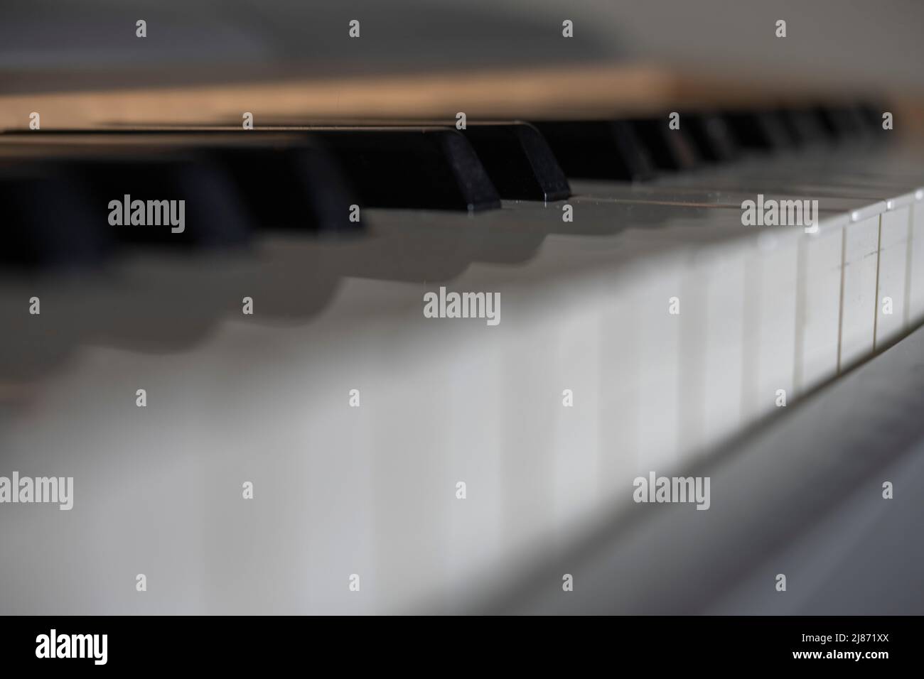 Seitenansicht der Klaviertasten mit geringer Schärfentiefe Stockfoto