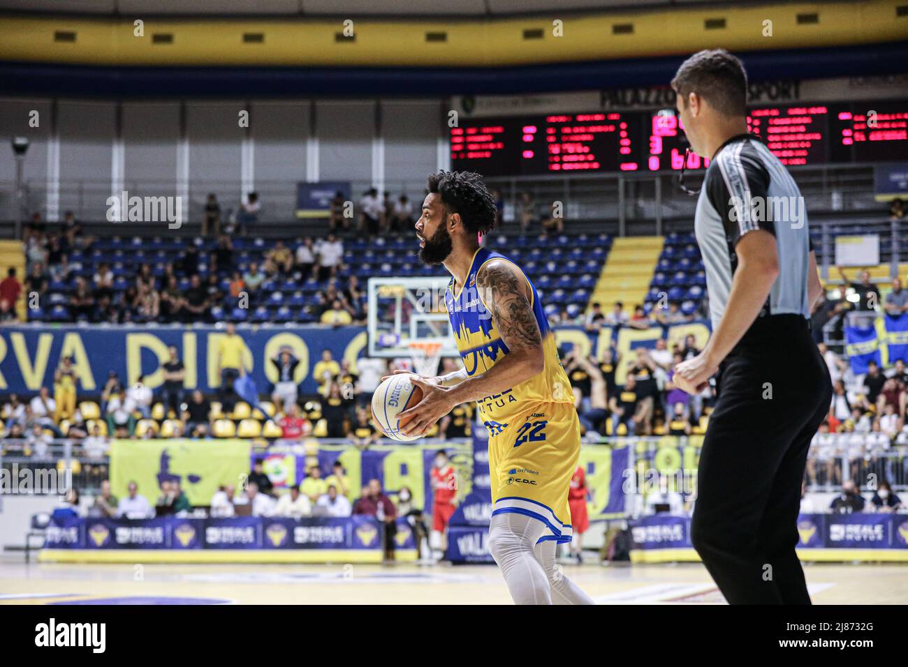 Italien. 12.. Mai 2022. Italien, Turin, 12 Maggio 2022, 3. Spiel blass aus dem italienischen Championat A2 der Lega Nazionale Pallacanestro reale Muta Torino gegen Orasi Ravenna. Torino Win 97-96 die Serie ist jetzt auf 2-1 für Ravenna (Foto von Norberto Maccagno/Pacific Press) Quelle: Pacific Press Media Production Corp./Alamy Live News Stockfoto