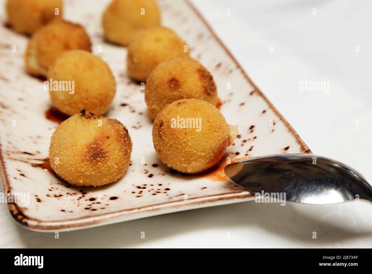 Kroketten (Croquetas) gefüllt mit Käse als Vorspeise auf Teneriffa serviert. Die frittierten Bällchen sind auch eine beliebte Tapas. Stockfoto