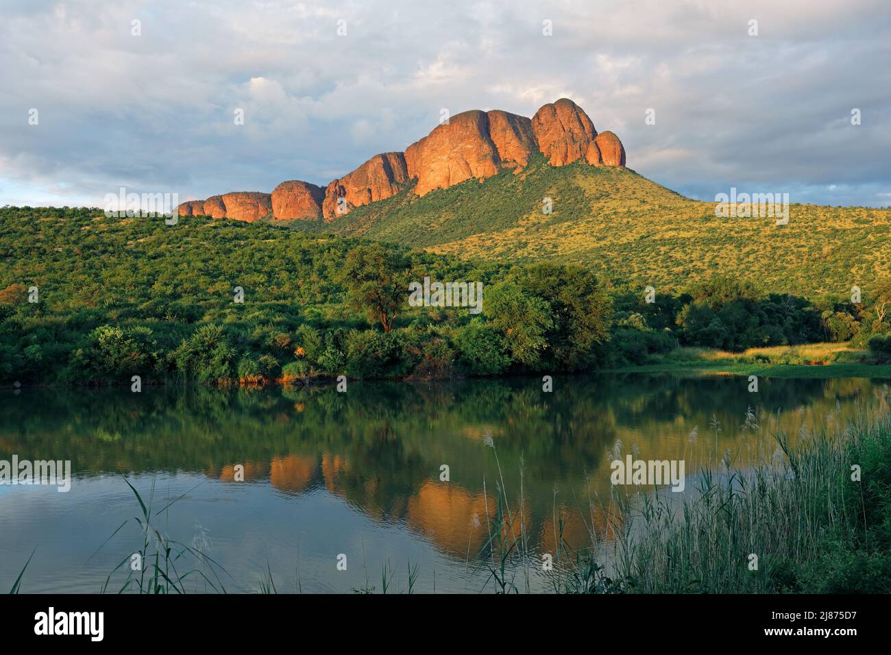 Malerische Berglandschaft mit Wasserspiegelung, Marakele-Nationalpark, Südafrika Stockfoto