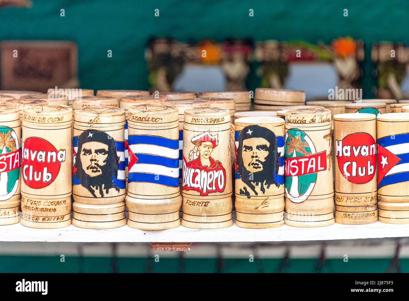 Trinkbecher aus Bambus. Sie haben kubanische Themen Symbole gedruckt wie  Che Guevara, Cristal, Bucanero, Havana Club, und die Nationalflagge  Stockfotografie - Alamy