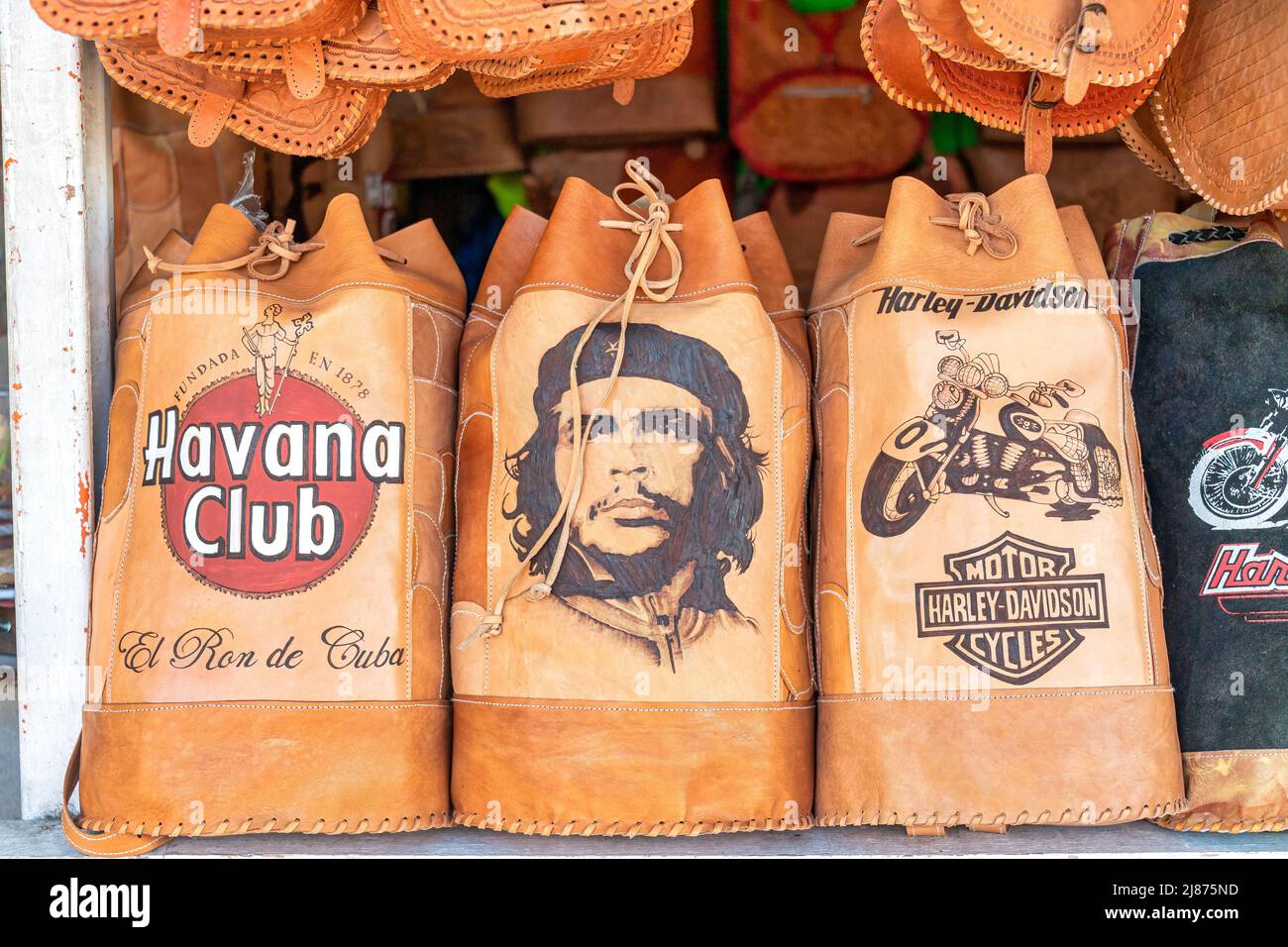 Echte Leder-Souvenir-Artikel zum Verkauf in einem Kiosk in der First Avenue. Die Ware hat die Bilder von Che Guevara, Harley Davidson und Havana CL Stockfoto