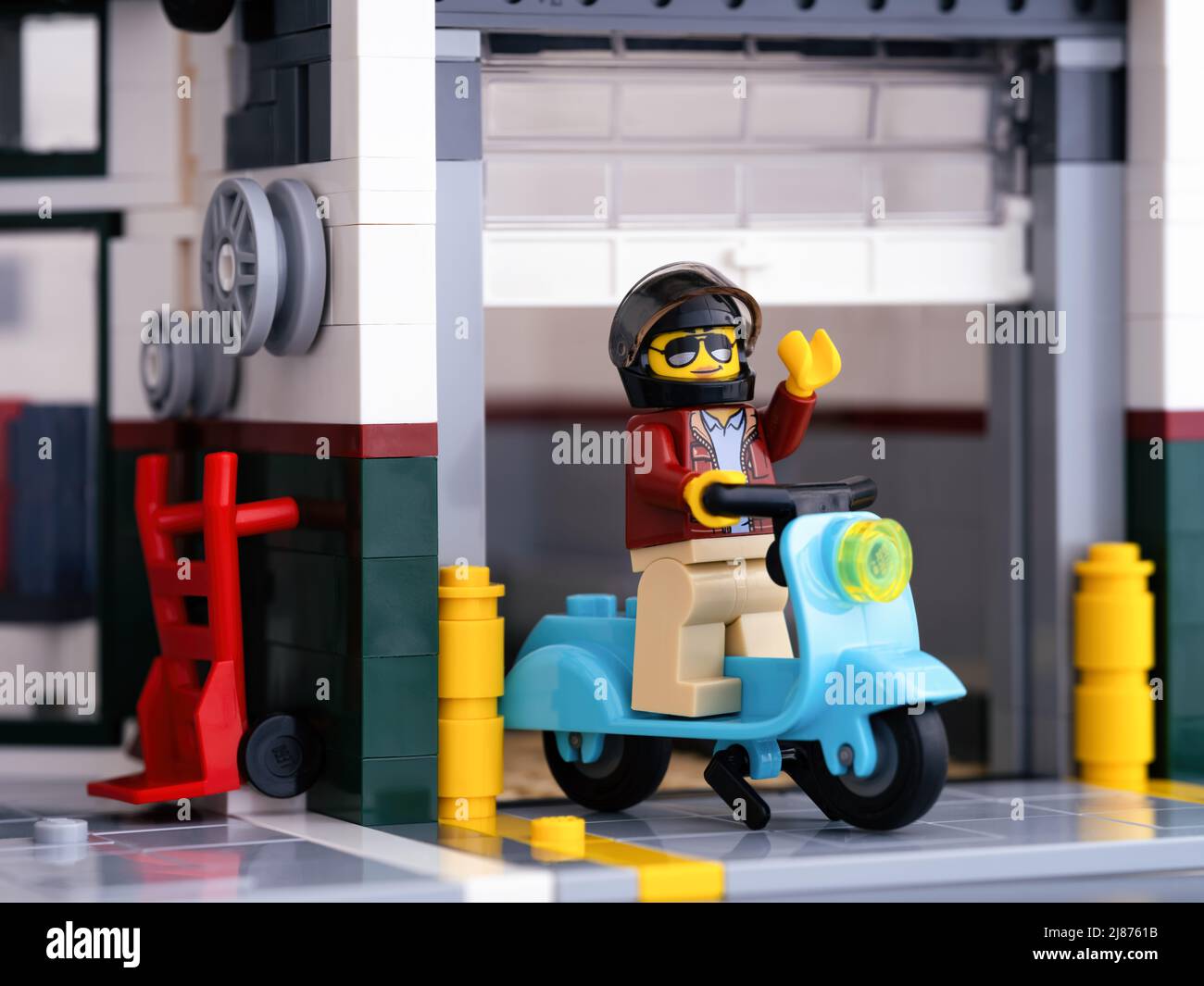 Tambov, Russische Föderation - 03. Januar 2022 Eine Lego-Frau, die eine Garage auf ihrem Moped hinterließ Stockfoto