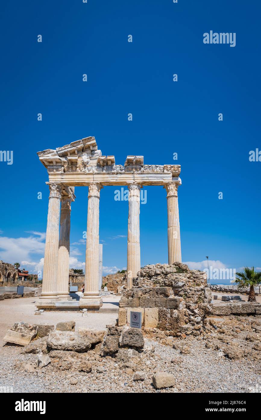 Apollo-Tempelruinen in Side in der Nähe von Antalya, Türkei. Side ist ein beliebtes Touristenresort und der Apollo-Tempel ist ein Wahrzeichen am Meer Stockfoto