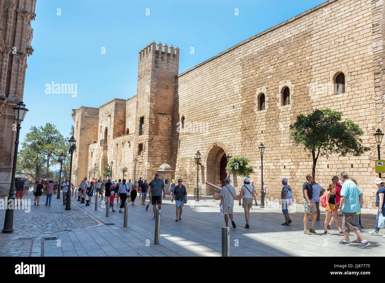 Der Palau de l'Almudaina, auch La Almudaina genannt, ist ein gotischer Palast und eine Zitadelle aus dem 14. Jahrhundert, heute eine königliche Residenz und ein Museum. Palma. Stockfoto