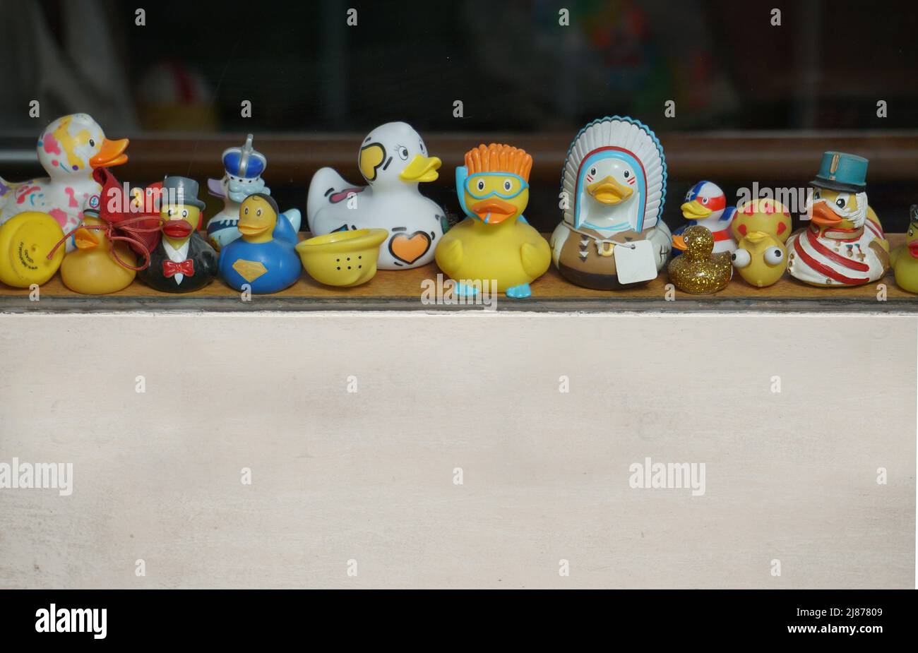 Nahaufnahme von kleinen bunten Plastikenten in einem Fenster in paris-frankreich Stockfoto