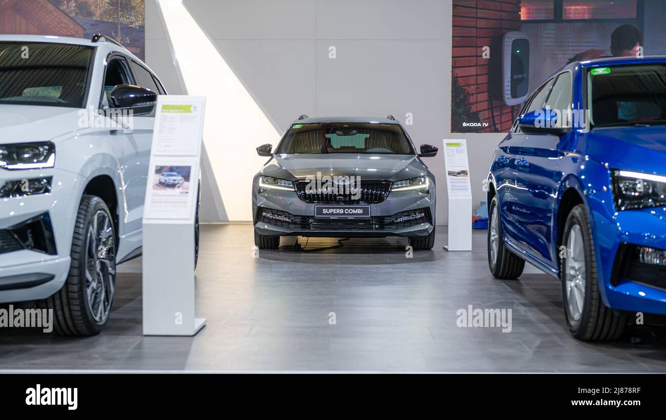 Riga, Lettland, 29. April 2022: Skoda Superb Combi 2022 Modell auf Skoda Stand auf der Auto-Show. Vorderansicht. Stockfoto