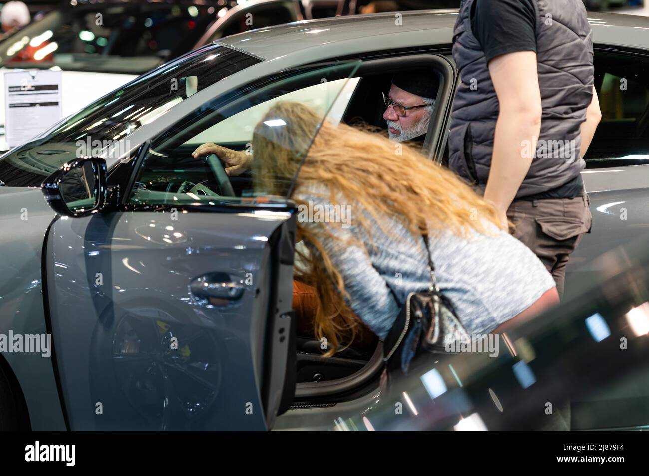 Riga, Lettland, 29. April 2022: Die Menschen lernen das neue Modell 2022 des Fahrzeugs Hyundai i30 kennen Stockfoto