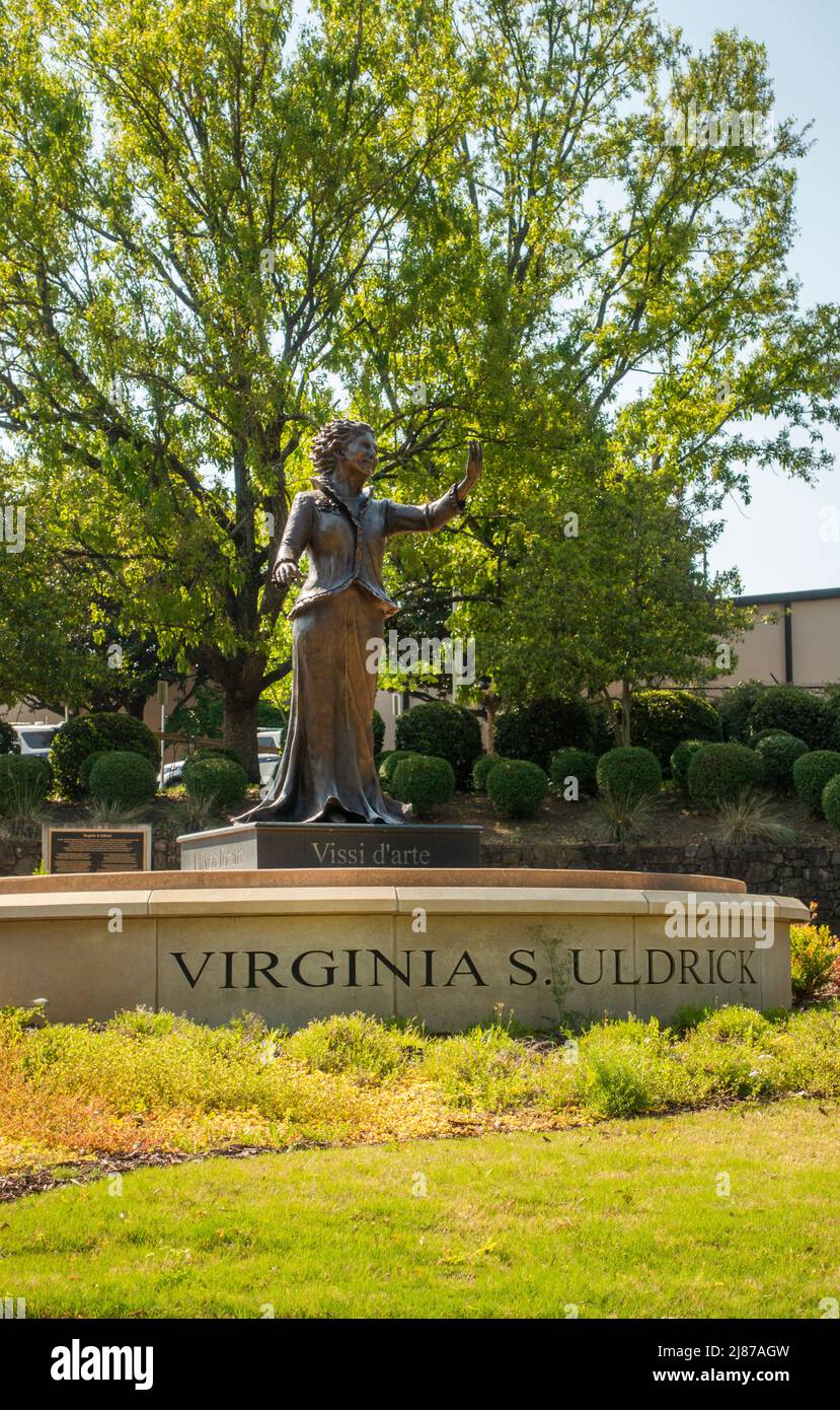 Statue der Virginia Uldrick Gründerin der South Carolina Governor's School for the Arts and Humanities in Greenville SC Stockfoto