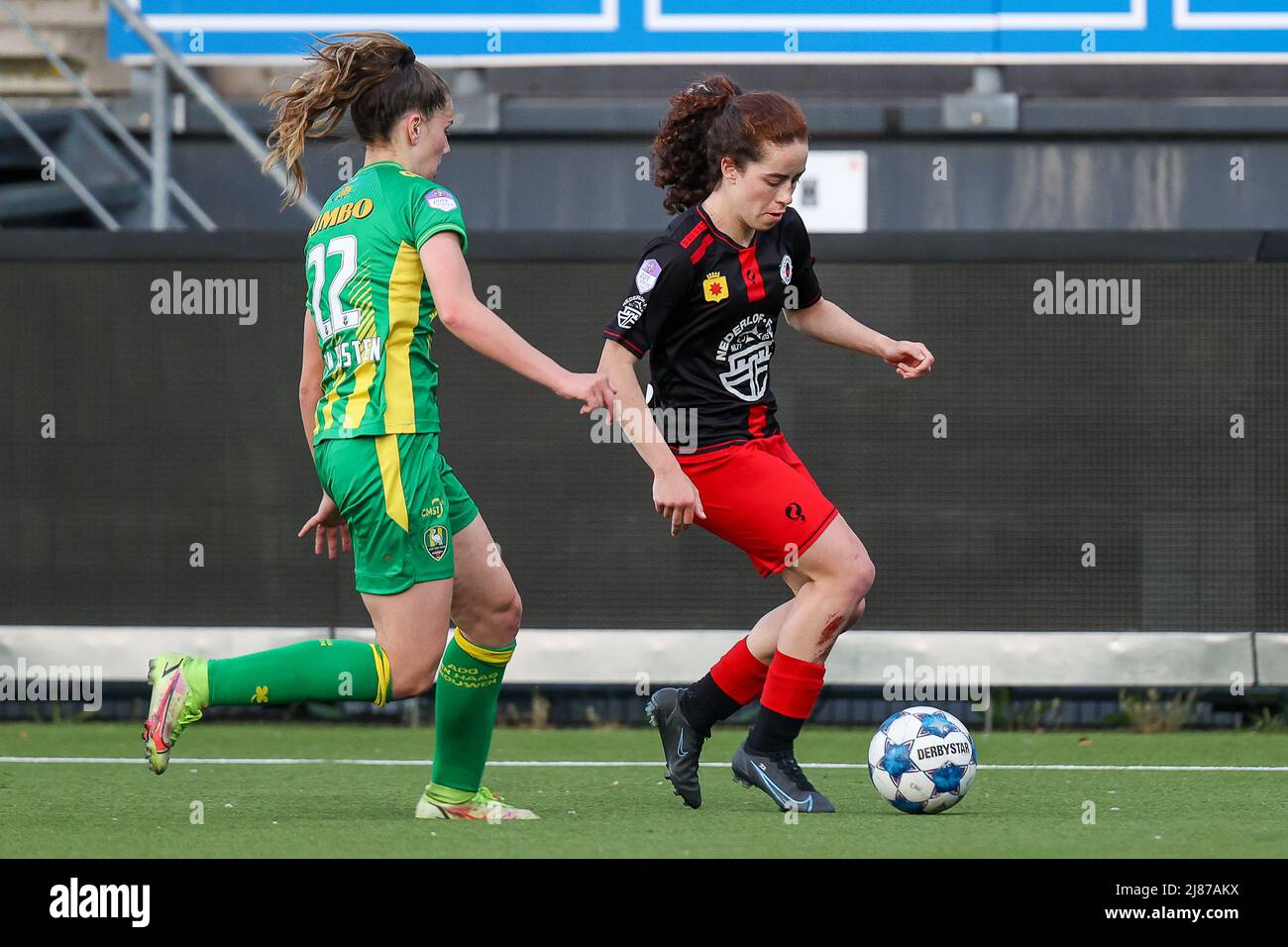 ROTTERDAM, NIEDERLANDE - MAI 13: Louise van Oosten von ADO Den Haag und Stephanie Coelho Aurelio von Excelsior während des Womans Pure Energie Eredivisie-Matches zwischen SBV Excelsior und ADO Den Haag im Van Dongen en de Roo-Stadion am 13. Mai 2022 in Rotterdam, Niederlande (Foto: Herman Dingler/Orange Picles) Kredit: Orange Pics BV/Alamy Live News Stockfoto