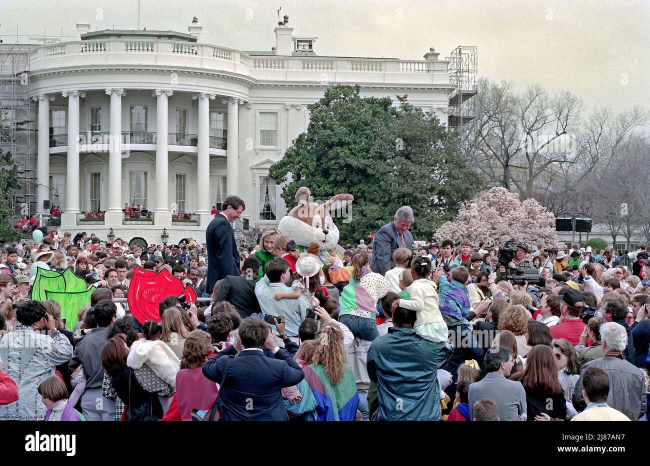 WASHINGTON DC - 12,1993. APRIL Präsident William Clinton und First Lady Hillary Clinton begrüßen alle zum jährlichen Ostereierrollen im Weißen Haus. Mit dem Beatrix Potter Peter Rabbit Stockfoto