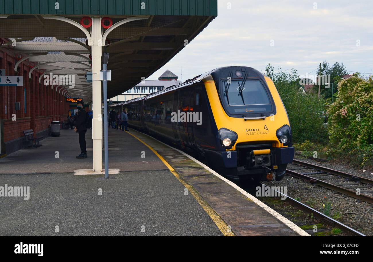 KREUZUNG LLANDUDNO. CONWY. WALES. 10-16-21. Avanti West Coast Voyager ist bereit, mit einem Service nach Crewe zu fahren. Stockfoto