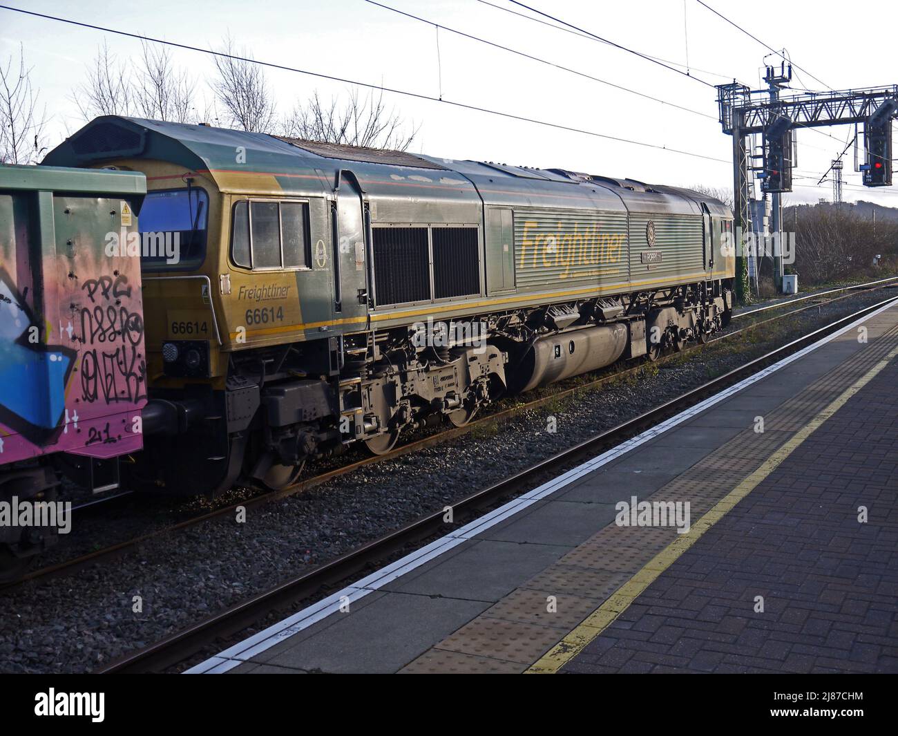 WARRINGTON. „HES“. ENGLAND. 10-30-21. Der Bahnhof Bank Quay und die Freightliner-Lokomotive 66614 warten auf die Freigabe, um die Westküste nach Süden zu fahren Stockfoto