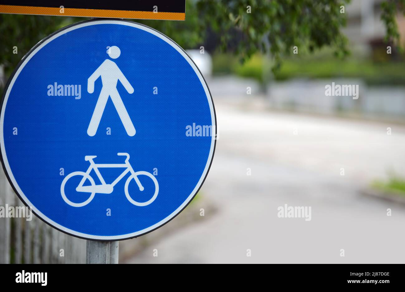 Blue Road Schild mit zwei weißen Symbolen, die Fußgängerzone und Radweg bedeuten Stockfoto