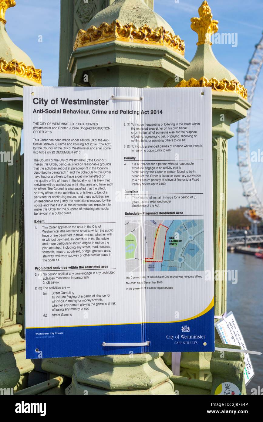 Warnhinweis zur Stadt Westminster auf der Westminster Bridge. Anti-Sozialverhaltenskriminalität und Polizeigesetz 2014. Stoppen von Straßenspielen, Spielen, Wetten Stockfoto