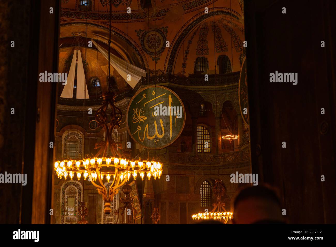 Hagia Sophia oder Ayasofya. Kalligraphie des Namens Allahs in der Hagia Sophia. Islamisches Hintergrundbild. Istanbul Türkei - 3.27.2022 Stockfoto