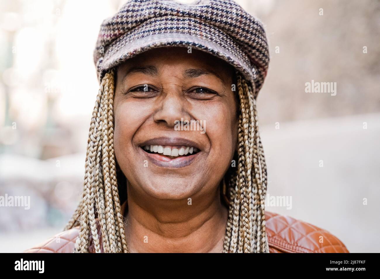 Glückliche ältere lateinamerikanische Frau beim Blick auf die Kamera im Freien - Fokus auf Gesicht - Reisen Sommerurlaub Konzept Stockfoto