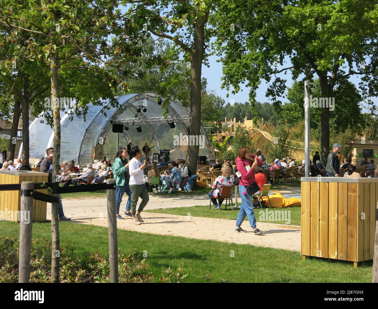 Auf dem Gelände des Standortes Floriade 2002 in Almere gibt es zahlreiche Möglichkeiten zum Essen, für Erfrischungen und für musikalische Unterhaltung. Stockfoto