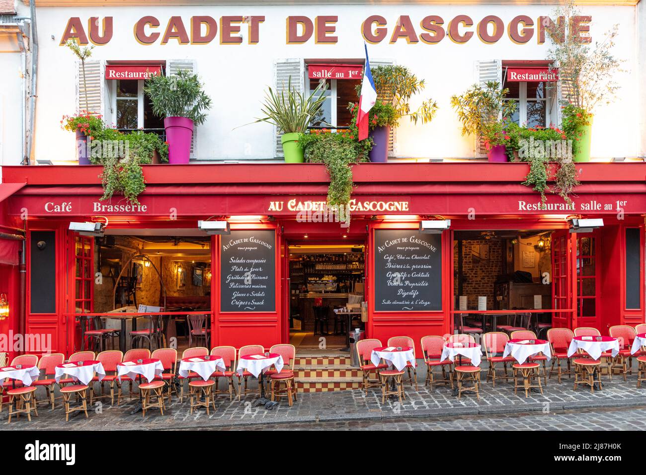 Abend in der Brasserie Au Cadet de Gascogne, Montmartre, Paris, Frankreich Stockfoto
