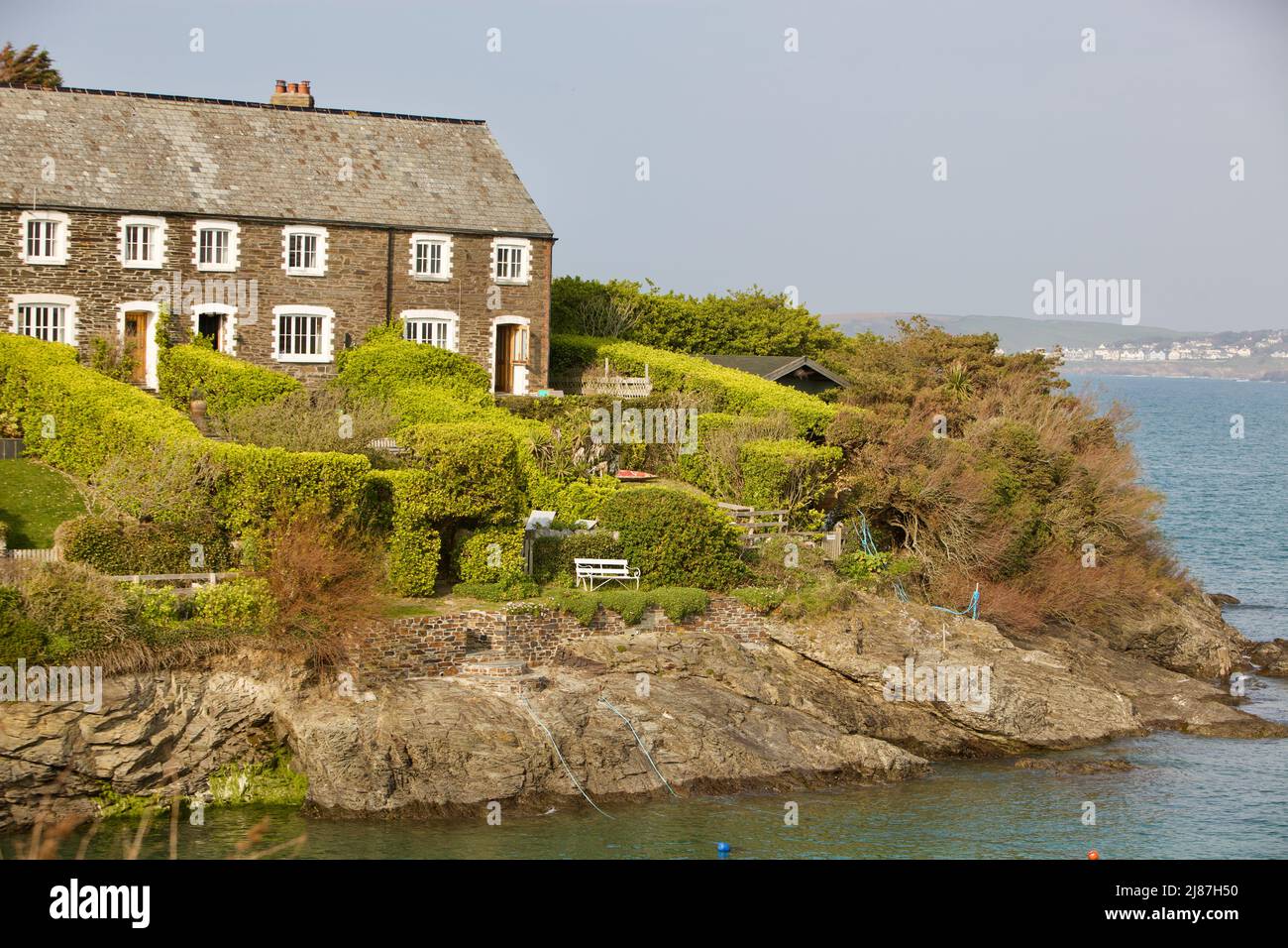 Häuser neben dem Südwestküstenweg Stockfoto