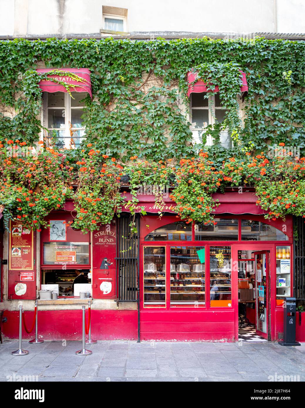 Ivy Covered das israelische Restaurant „Le Sélez Marianne“ im Marais, Paris, Ile-de-France, Frankreich Stockfoto