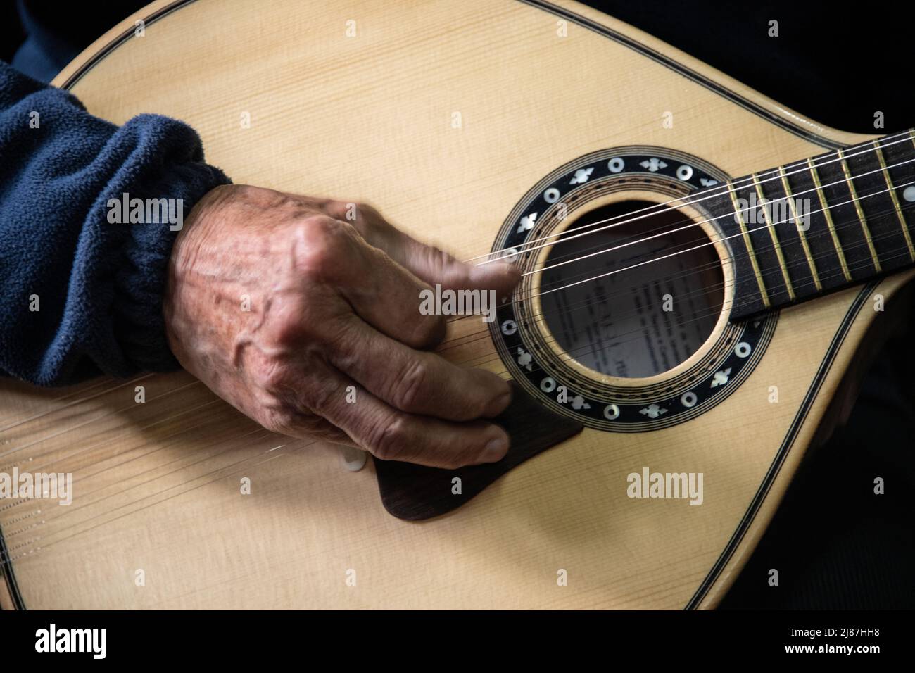 Teilansicht eines alten Mannes, der Gitarre pflüge Stockfoto