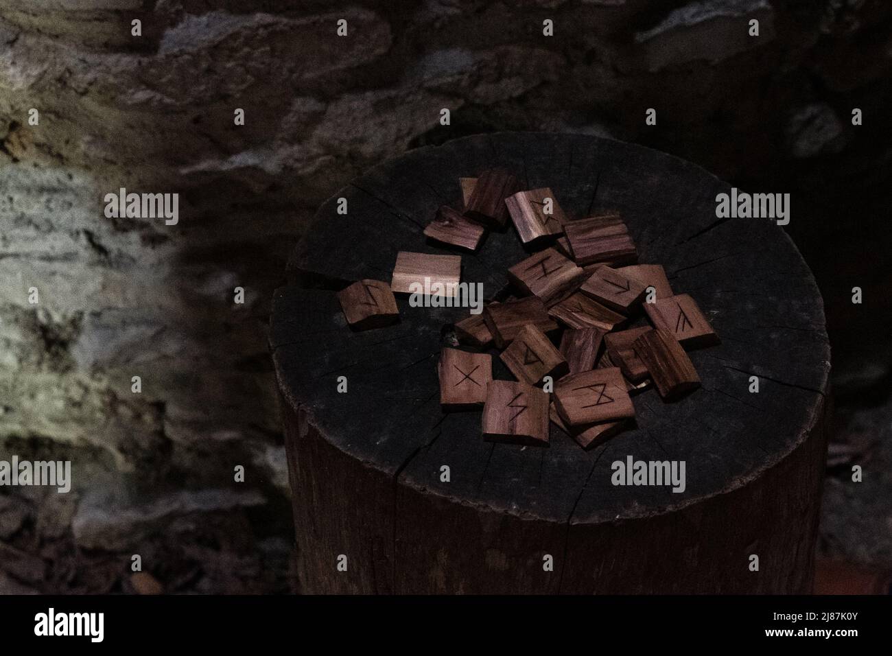 Stapel von Holzspäne mit verschiedenen Symbolen verwendet, um die Zukunft vorherzusagen und Weisheit zu erhalten. Alte Holzrunen in dunklem mittelalterlichen Setting Stockfoto