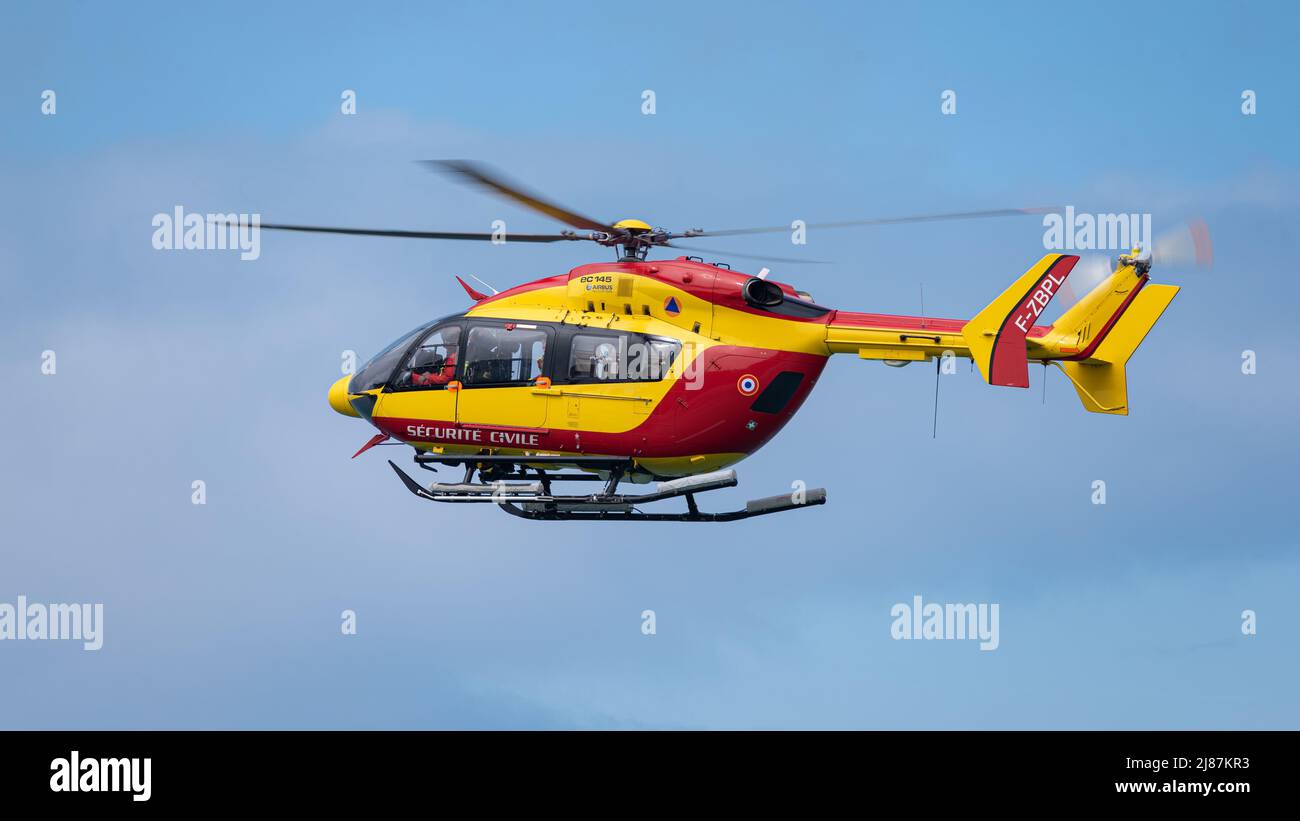 Hubschrauber der Sécurité Civile (französische Zivilsicherheit), der über die Klippen von Etretat fliegt, um Touristen in Not zu helfen. Stockfoto