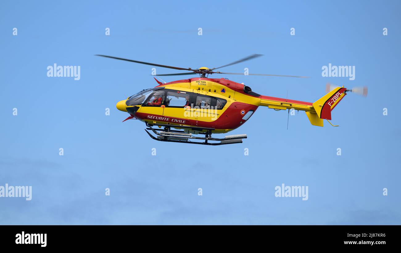 Hubschrauber der Sécurité Civile (französische Zivilsicherheit), der über die Klippen von Etretat fliegt, um Touristen in Not zu helfen. Stockfoto