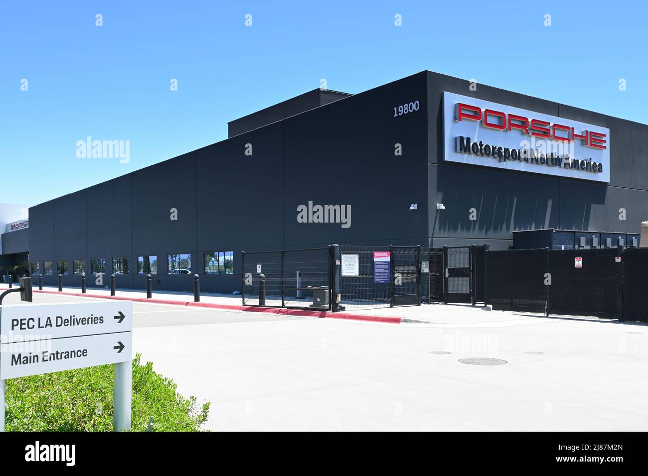 CARSON, KALIFORNIEN - 11. MAI 2022: Haupteingang im Porsche Experience Center, das eine Vielzahl von Erlebnissen auf einer 53 Hektar großen Strecke bietet. Stockfoto