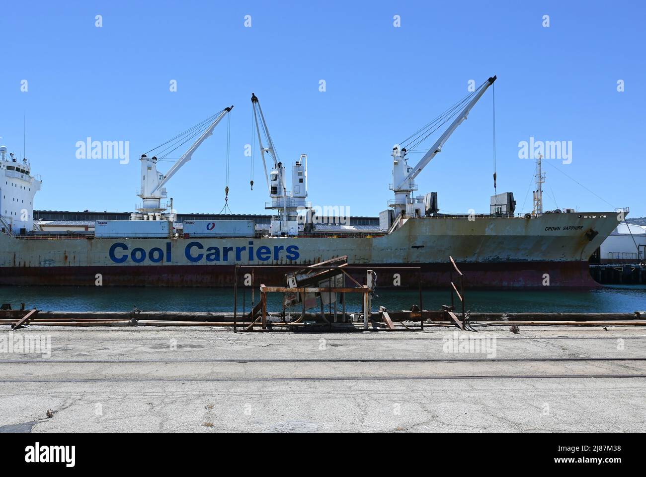 SAN PEDRO, KALIFORNIEN - 11. MAI 2022: Das Crown Sapphire Cargo Ship am Dock im Hafen von Los Angeles. Stockfoto