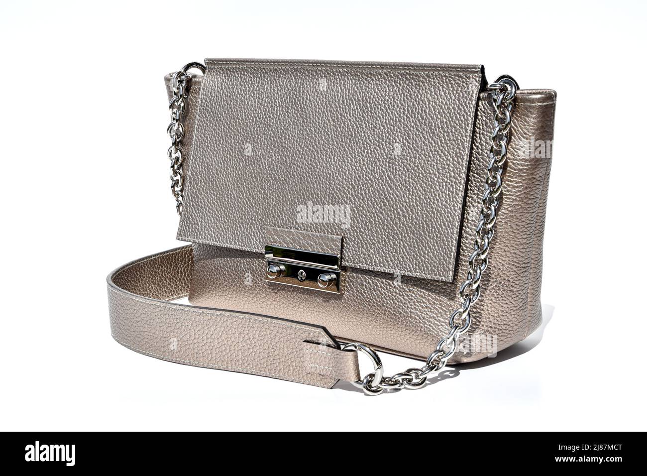 Umhängetasche aus echtem Leder in Goldfarbe. Leder- und Metallkombination. Stockfoto