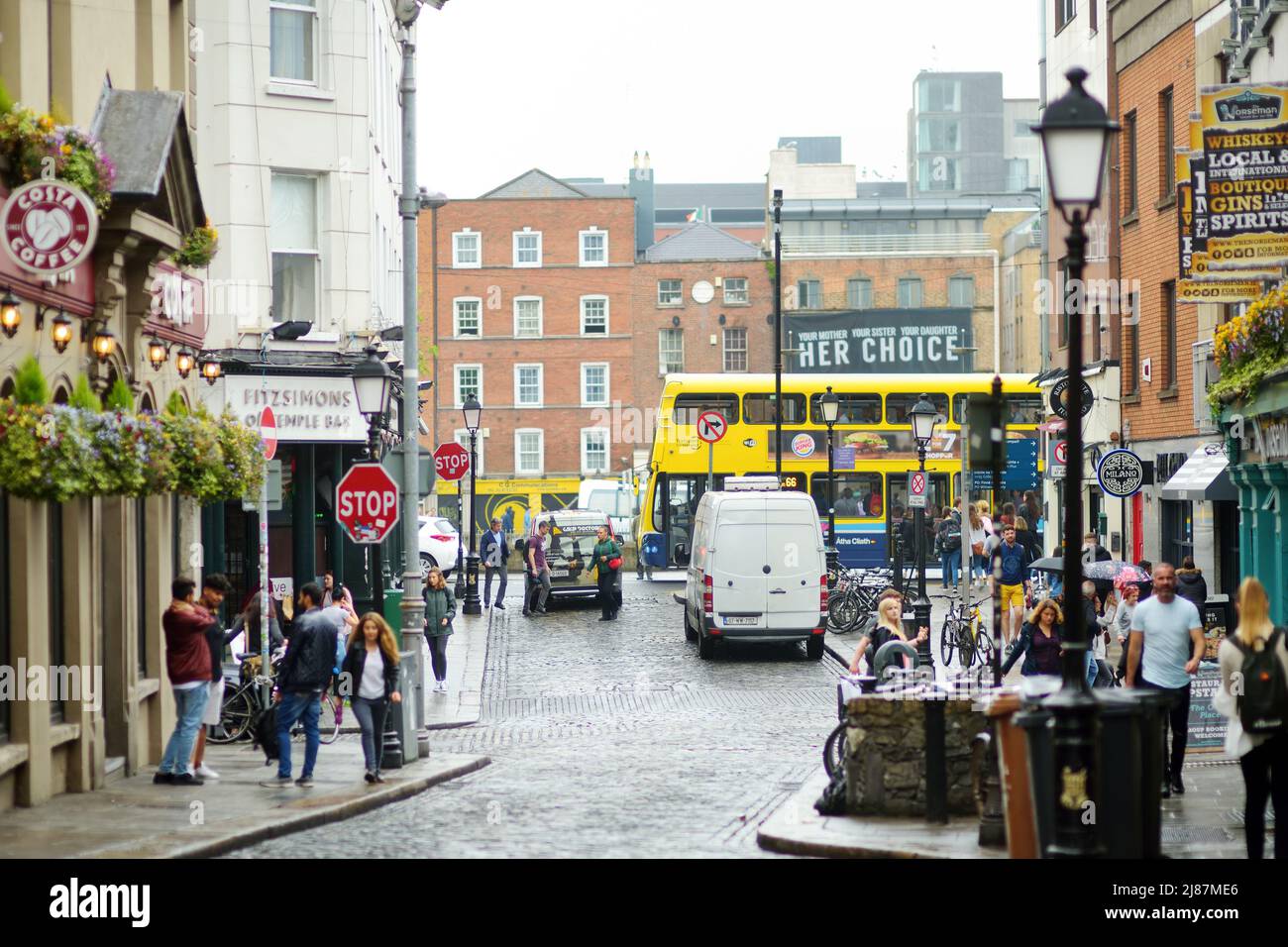 DUBLIN, IRLAND - MAI 2018: Geschäftiges Alltagsleben von Touristen und Stadtbewohnern in Dublin, Irland. Menschen, die auf den Straßen der Iri ihr Geschäft verführen Stockfoto