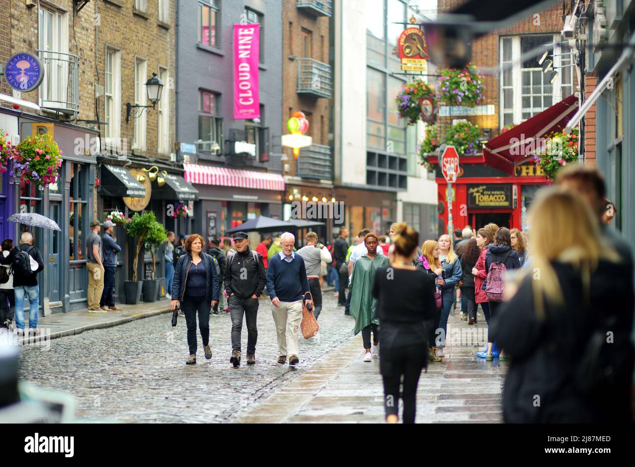 DUBLIN, IRLAND - MAI 2018: Geschäftiges Alltagsleben von Touristen und Stadtbewohnern in Dublin, Irland. Menschen, die auf den Straßen der Iri ihr Geschäft verführen Stockfoto