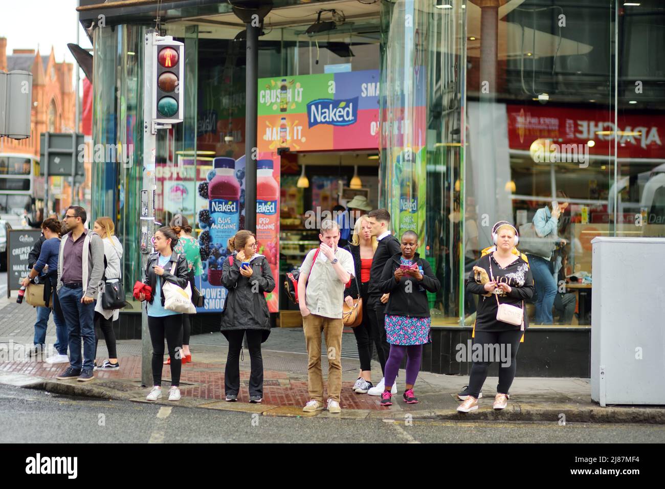 DUBLIN, IRLAND - MAI 2018: Geschäftiges Alltagsleben von Touristen und Stadtbewohnern in Dublin, Irland. Menschen, die auf den Straßen der Iri ihr Geschäft verführen Stockfoto