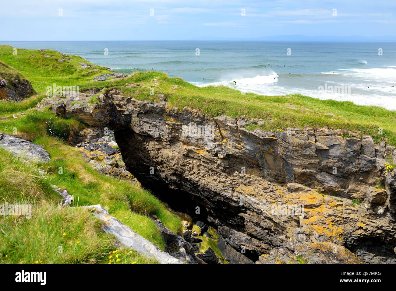 Feenbrücken, beeindruckende Steinbögen in der Nähe von Tullan Strand, einem der Surfstrände von Donegals, eingerahmt von einem landschaftlich reizvollen Rückfall des Sligo-Leitrim Mo Stockfoto