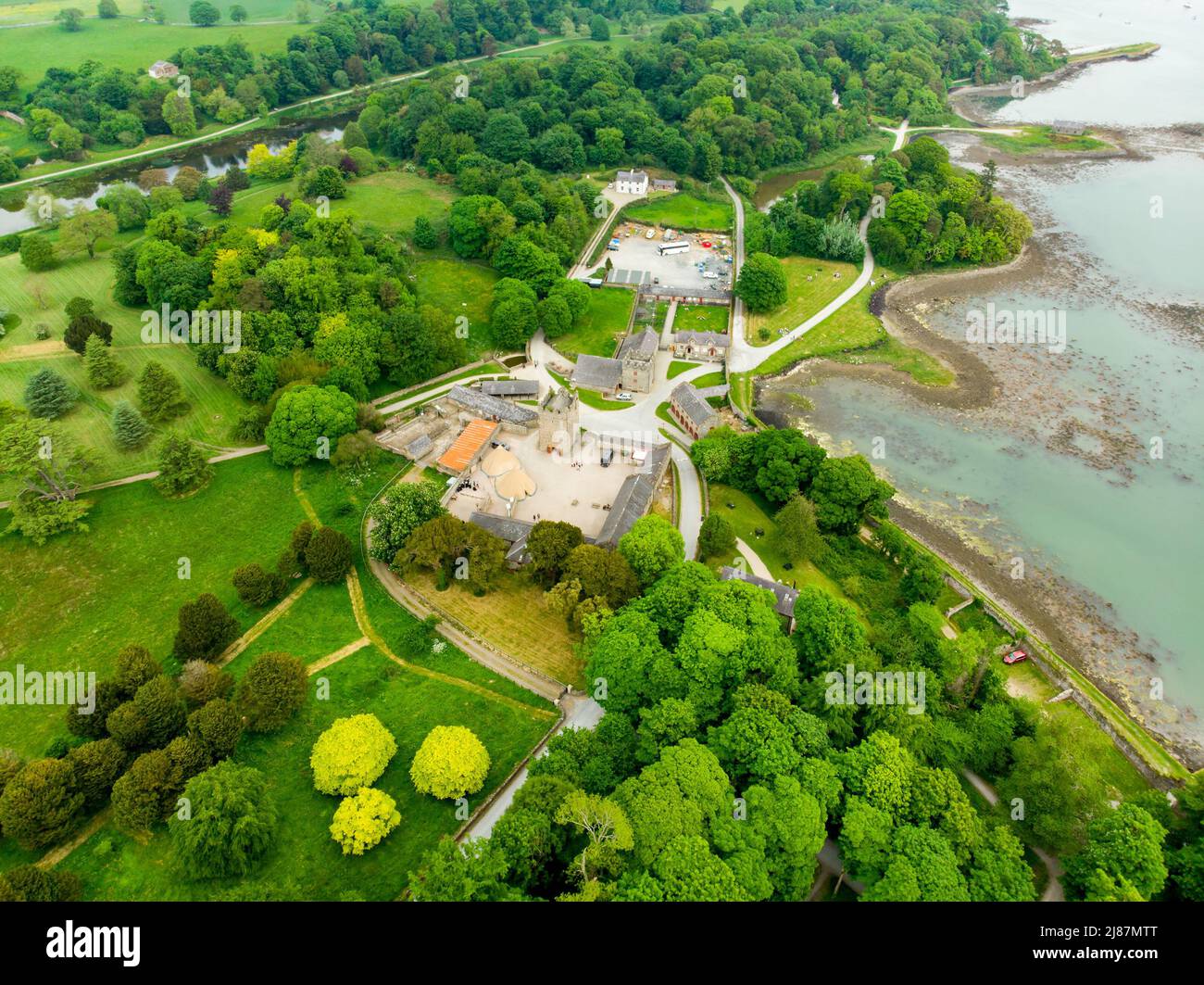 Luftaufnahme der malerischen Landschaft mit dem Turmhaus und dem Innenhof von Castle ward, einem berühmten Drehort für Fantasy-TV-Shows, in der Nähe von Strang Stockfoto