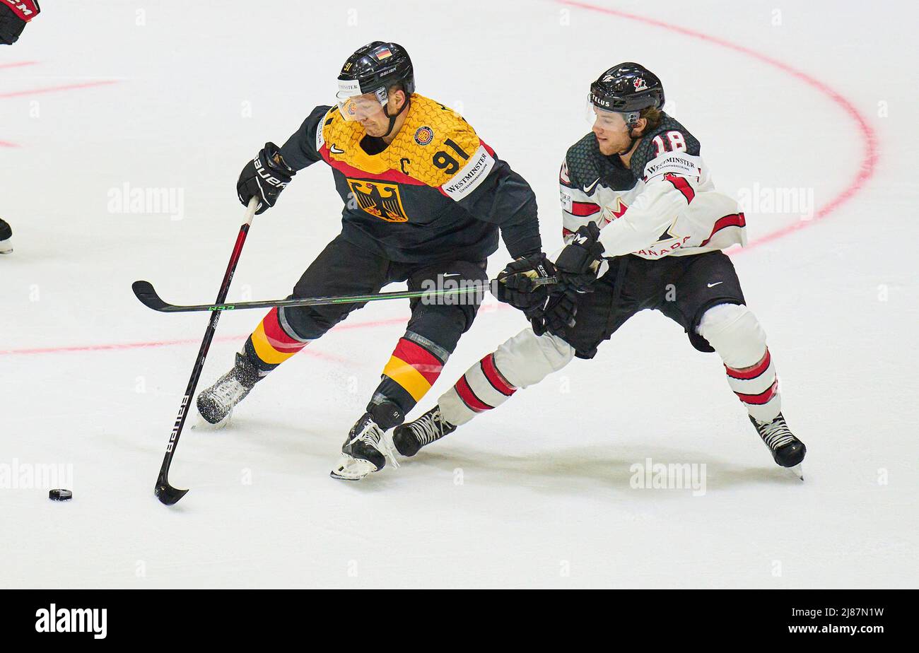 Helsinki, Finnland. 13.. Mai 2022. Moritz Müller, Müller Nr.91 aus Deutschland im Kampf um den Puck, Dawson Mercer Nr. 18 aus Kanada im Spiel DEUTSCHLAND - KANADA IIHF EISHOCKEY WELTMEISTERSCHAFT Gruppe B in Helsinki, Finnland, 13. Mai 2022, Saison 2021/2022 © Peter Schatz / Alamy Live News Quelle: Peter Schatz/Alamy Live News Stockfoto