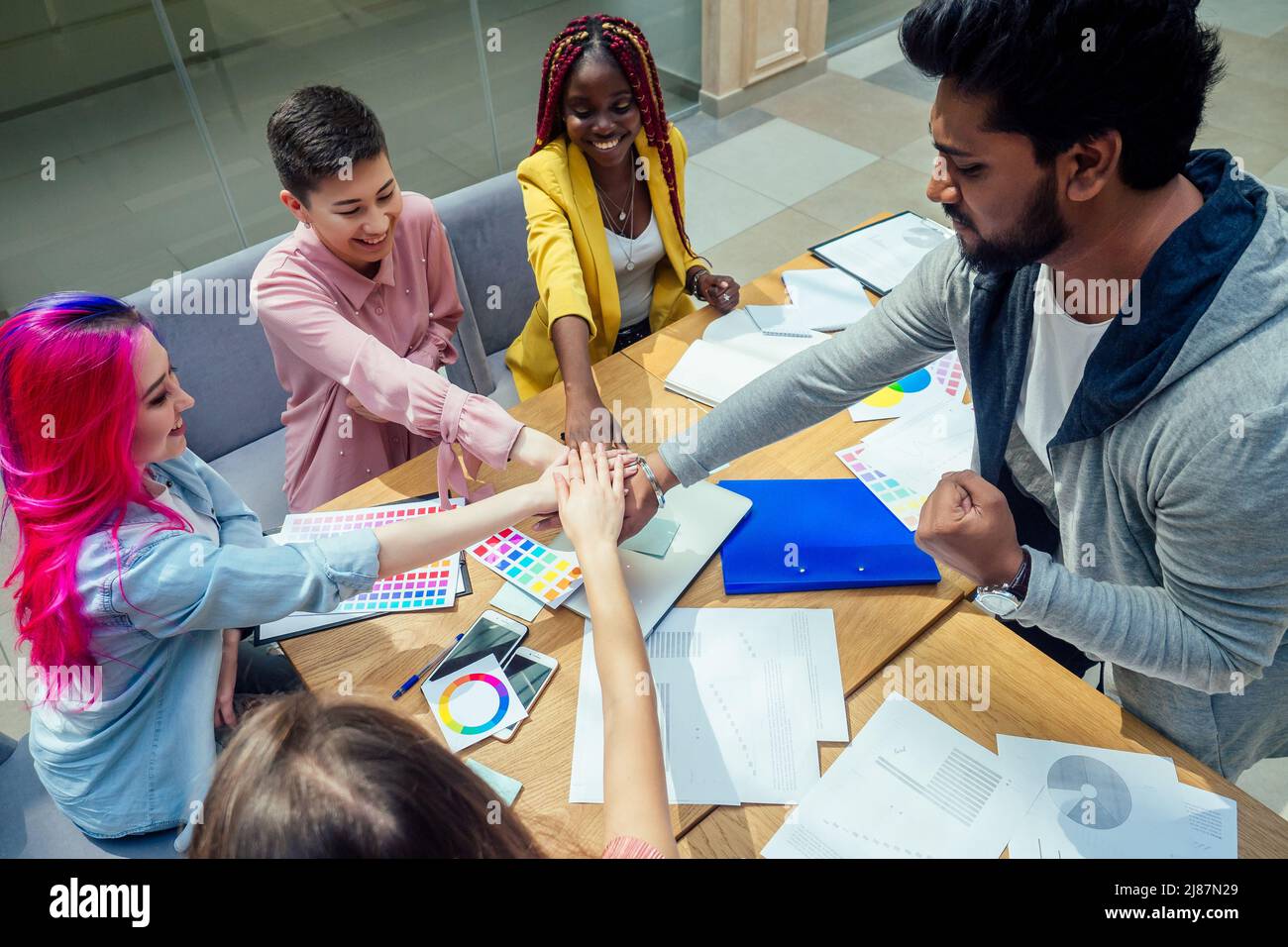Internationales, kreatives Modedesigner-Gruppenbüro:Teamarbeit Idee Stockfoto