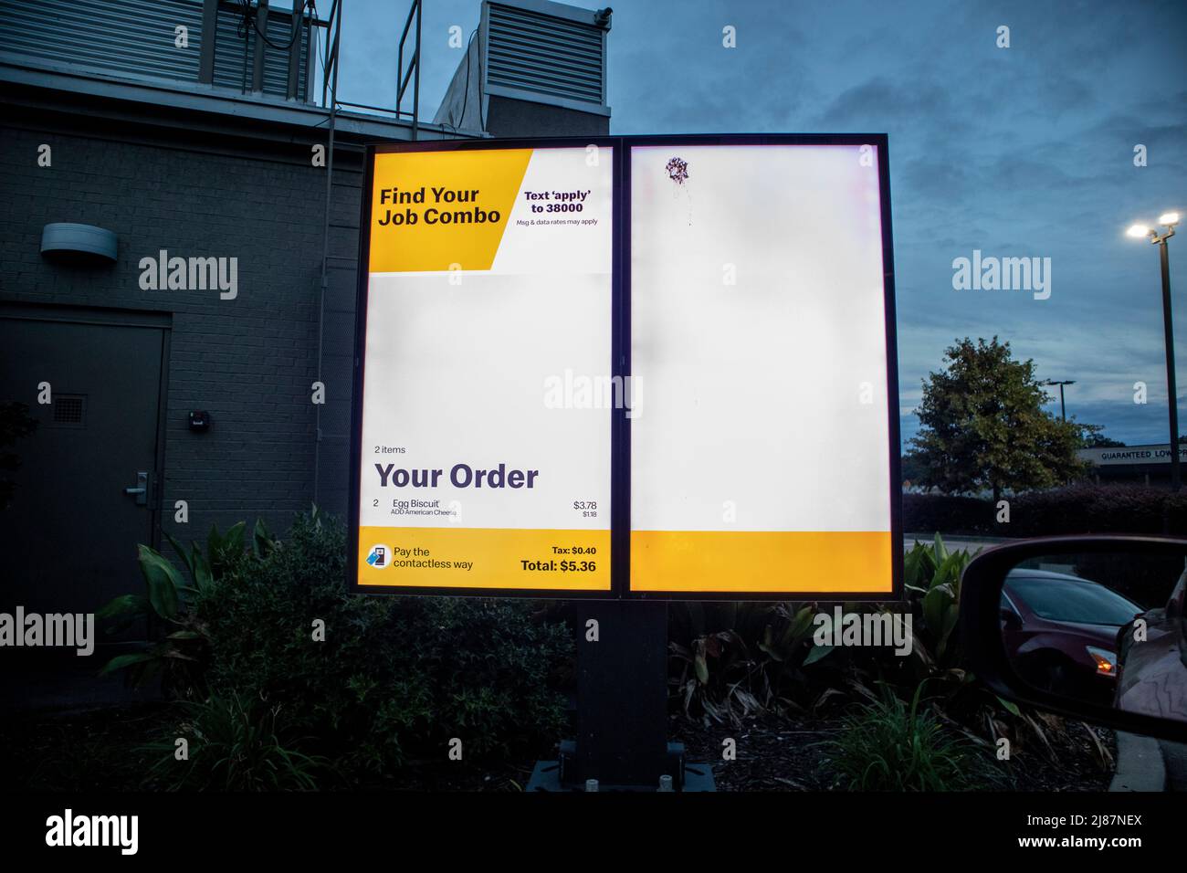 Augusta, GA USA - 11 06 21: McDonald's fährt am frühen Morgen durch beleuchtete digitale Menüs Stockfoto