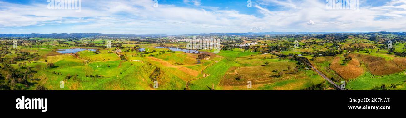 Weites Luftpanorama von grünen, üppig bewirtschafteten Weiden in Milchviehbetrieben des Bega-Tals in Australien. Stockfoto