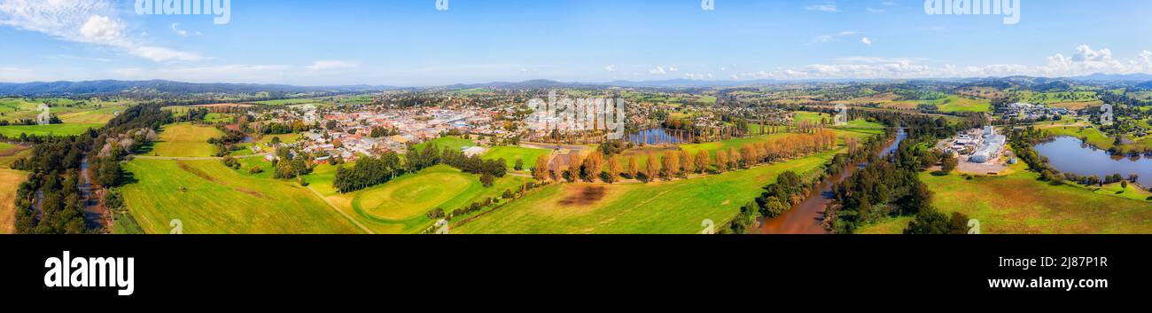 Bega-Agrarstadt im Bega Valley in NSW, Australien – breites Luftpanorama. Stockfoto