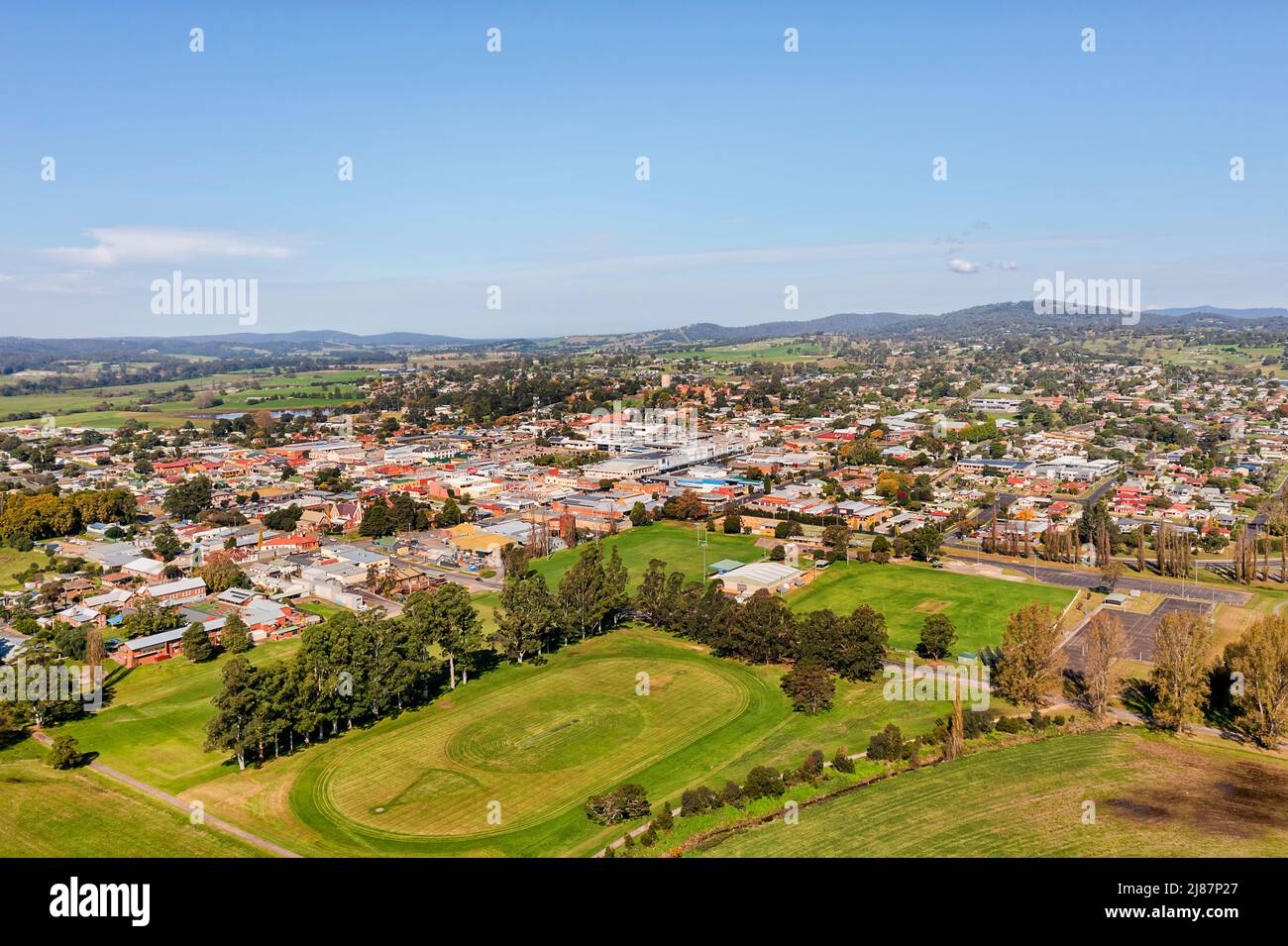 Ländliche Landwirtschaft Bega Stadt im Bega Tal an der australischen Südküste - landschaftlich schöne Luftaufnahme über die Innenstadt. Stockfoto
