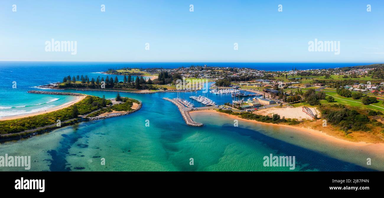 Der Bermagui-Fluss bietet einen Blick auf den Pazifischen Ozean, die Saphirküste Australiens in der Stadt Bermagui - ein Luftpanorama von der Uferpromenade und dem Hafen. Stockfoto