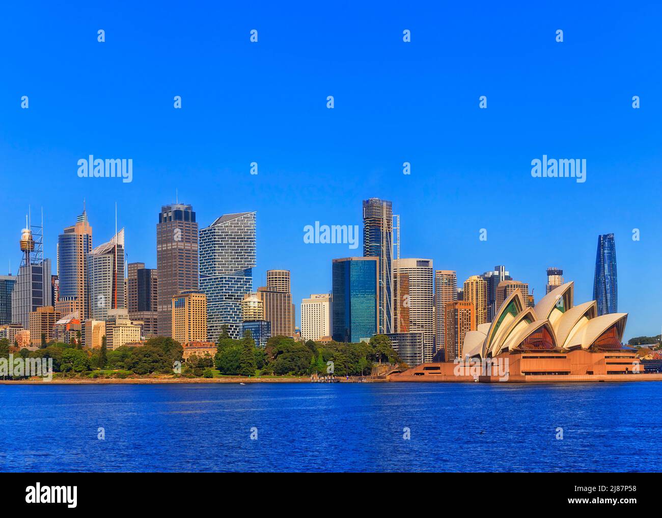 Moderne Stadtarchitektur Wahrzeichen am Ufer des Hafens von Sydney - City CBD Skyline von der Fähre. Stockfoto